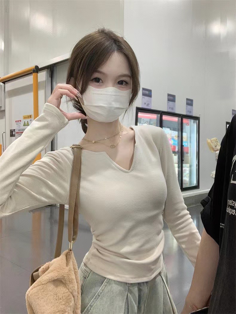 2023秋冬新款美式修身半開V領褶皺設計帶胸墊內搭長袖上衣