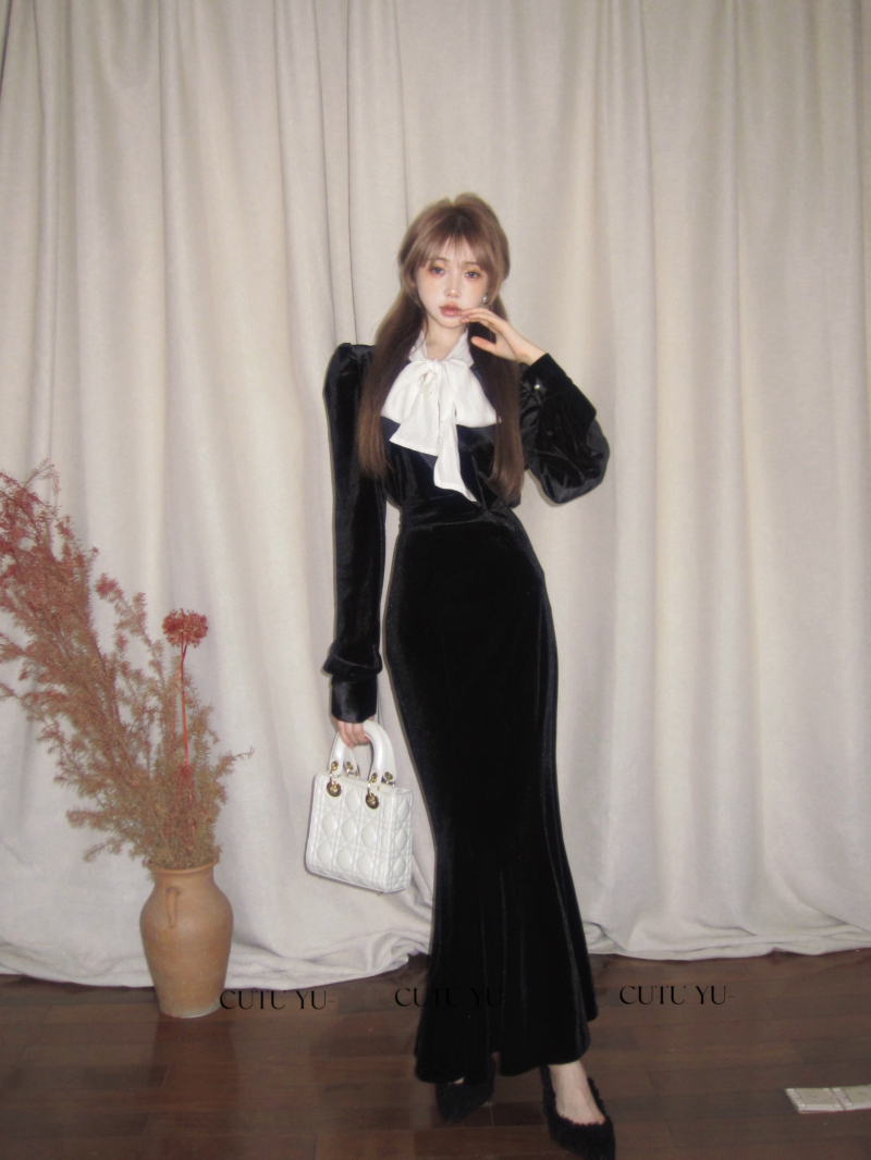 Actual shot of French velvet thickened bow shirt for women in winter, designer long-sleeved top for ladies