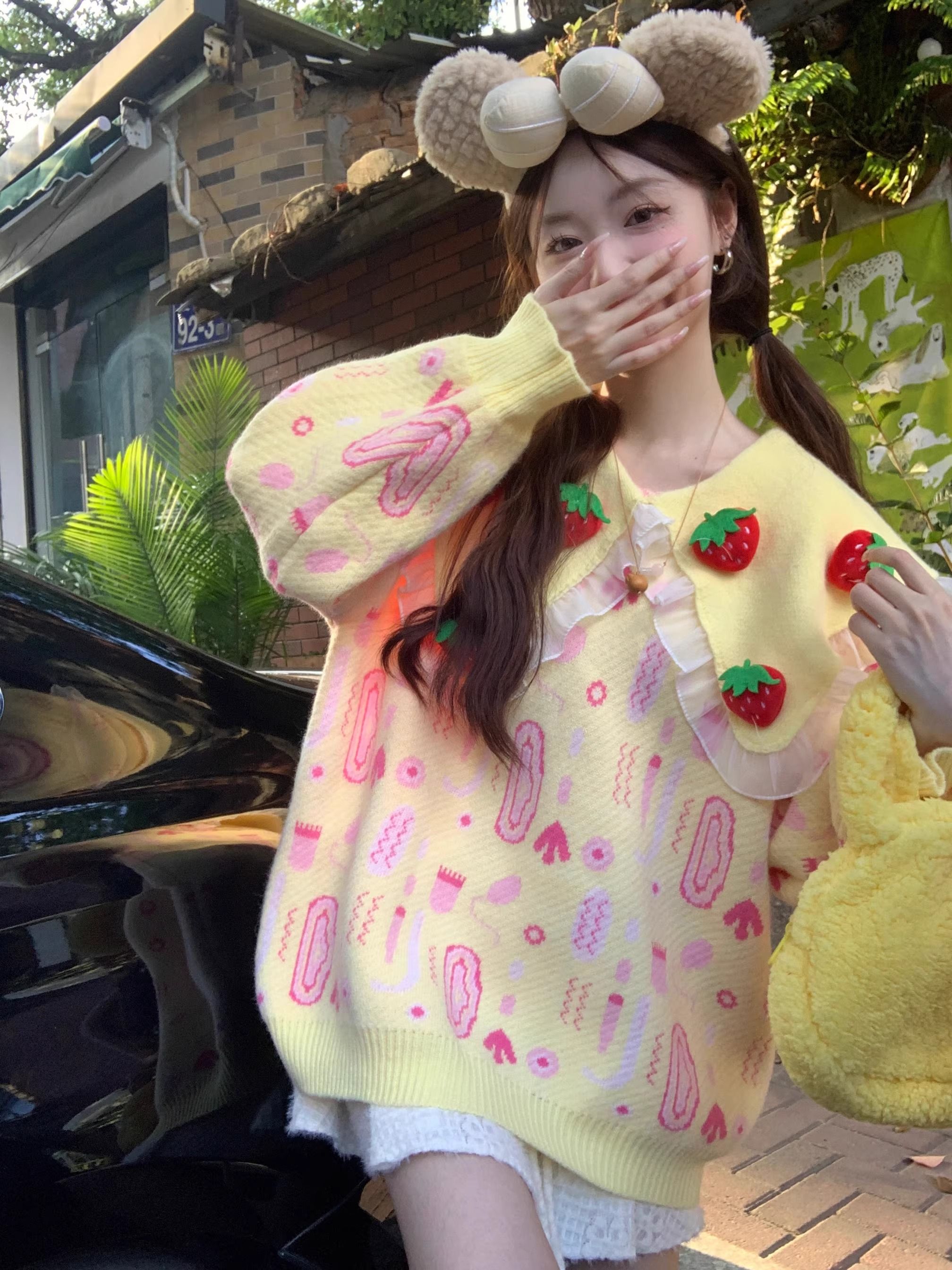 2023秋冬甜美減齡黃色娃娃領立體草莓可愛毛衣女中長款寬鬆慵懶風