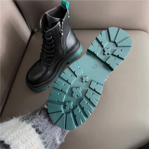 Real shot of autumn and winter Martin boots, British style, versatile casual boots, thick-soled short boots, women's shoes