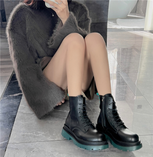 Real shot of autumn and winter Martin boots, British style, versatile casual boots, thick-soled short boots, women's shoes