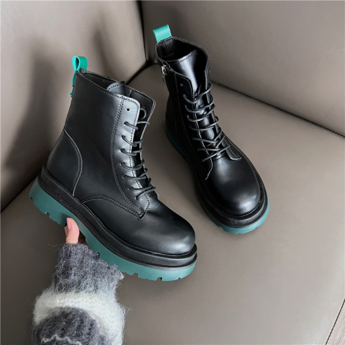 Real shot of autumn and winter Martin boots, British style, versatile casual boots, thick-soled short boots, women's shoes