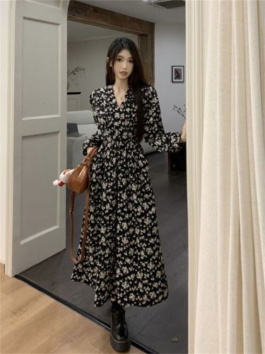 Actual shot of 2024 new retro printed dress French high-end black inner with small floral long skirt for women