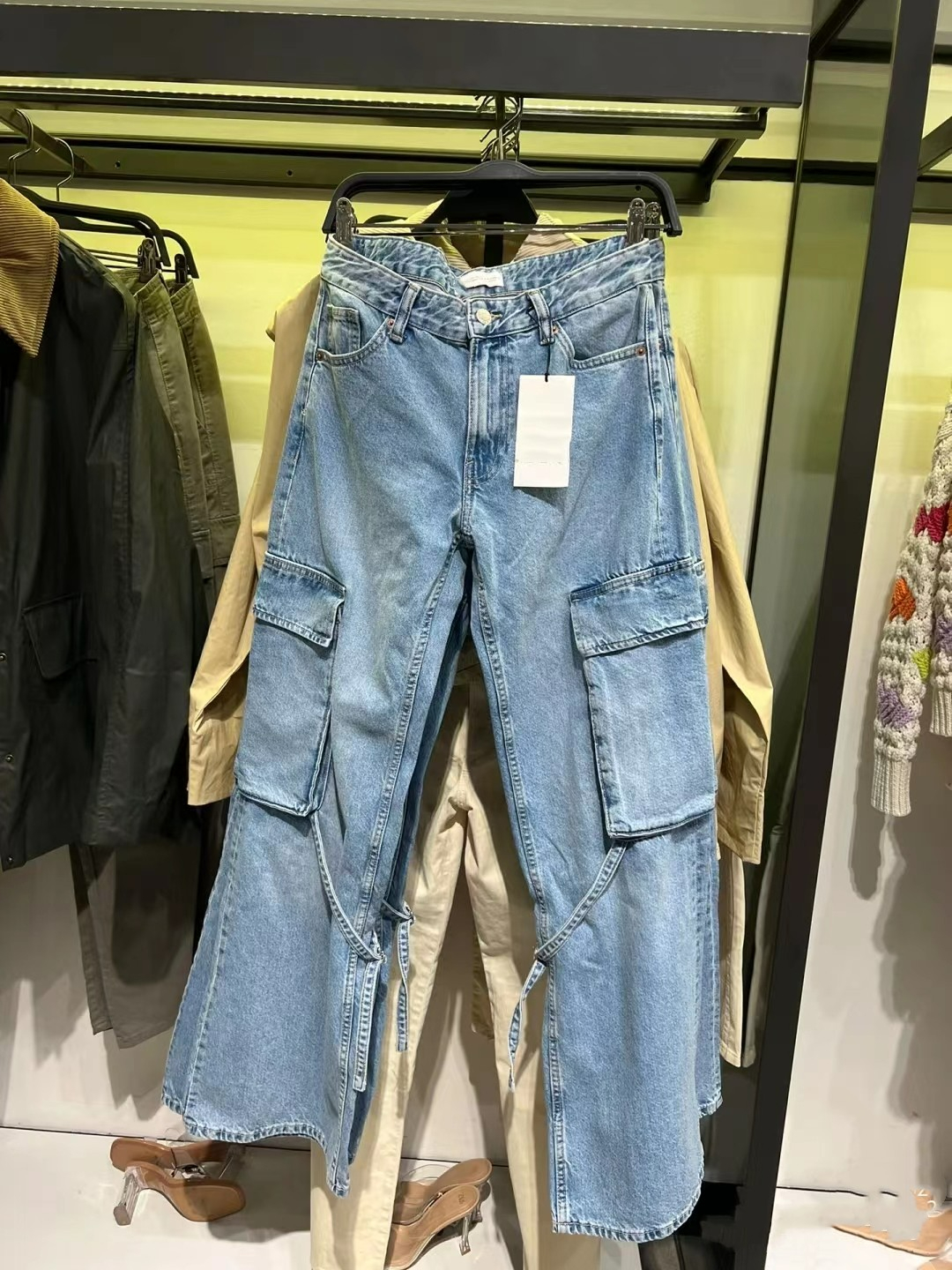 秋季女裝新款口袋絆帶飾中腰闊腿直筒工裝牛仔褲