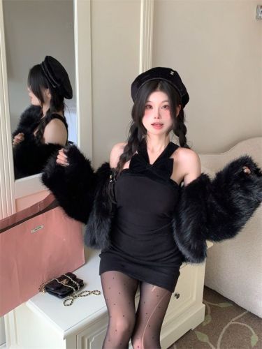 Actual shot of Zhang Yuanying’s holiday limited edition Pure Desire Halter Neck Cover Hip Dress Furry Cardigan