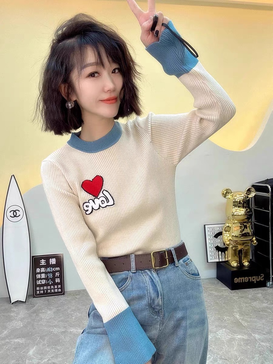 歐洲站2023年冬季新款時尚洋氣愛心圓領套頭撞色長袖坑條紋針織衫