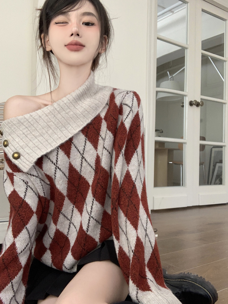 Real shot of hot girl lapel button diamond jacquard short sweater