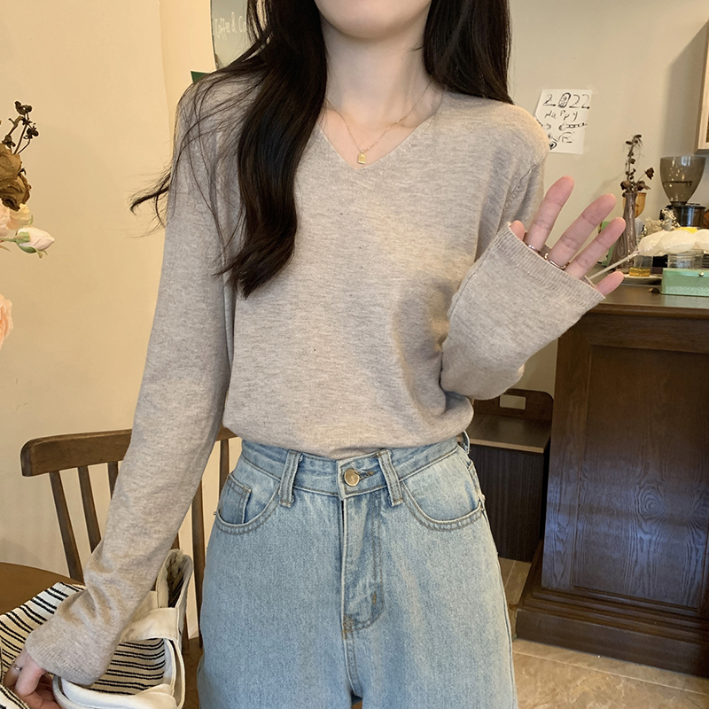 白色v領針織打底衫早秋季2023新款女裝修身顯瘦內搭小眾長袖上衣