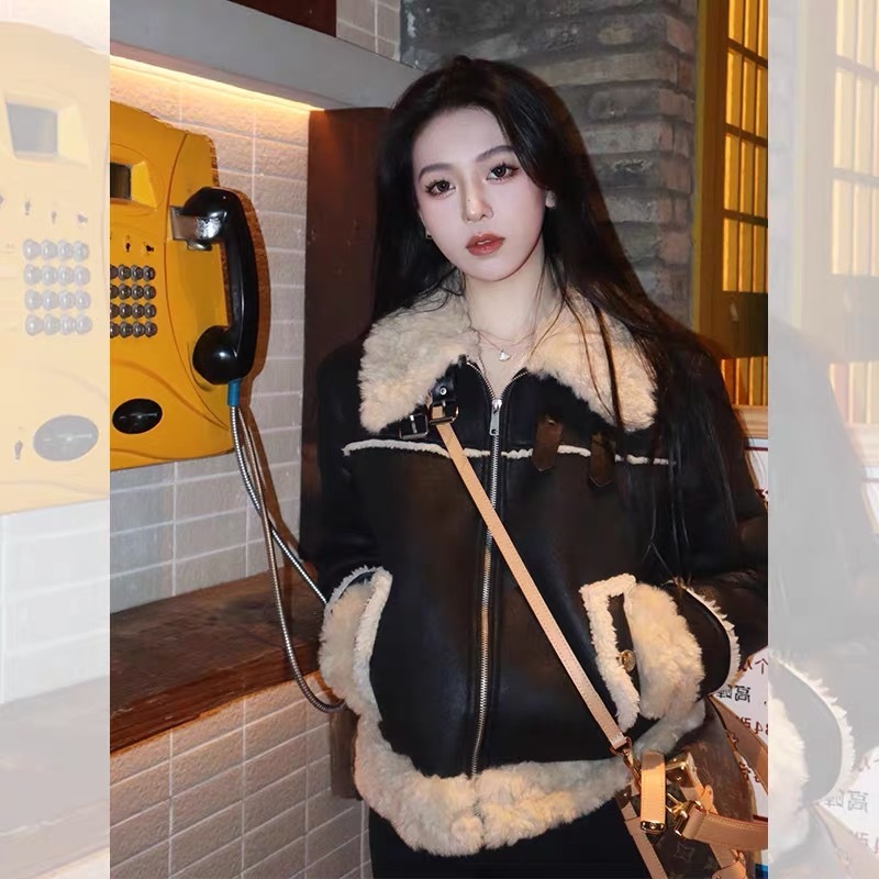 Black small fragrant style lamb wool coat for women autumn and winter 2023 new style small short style fur integrated environmentally friendly fur