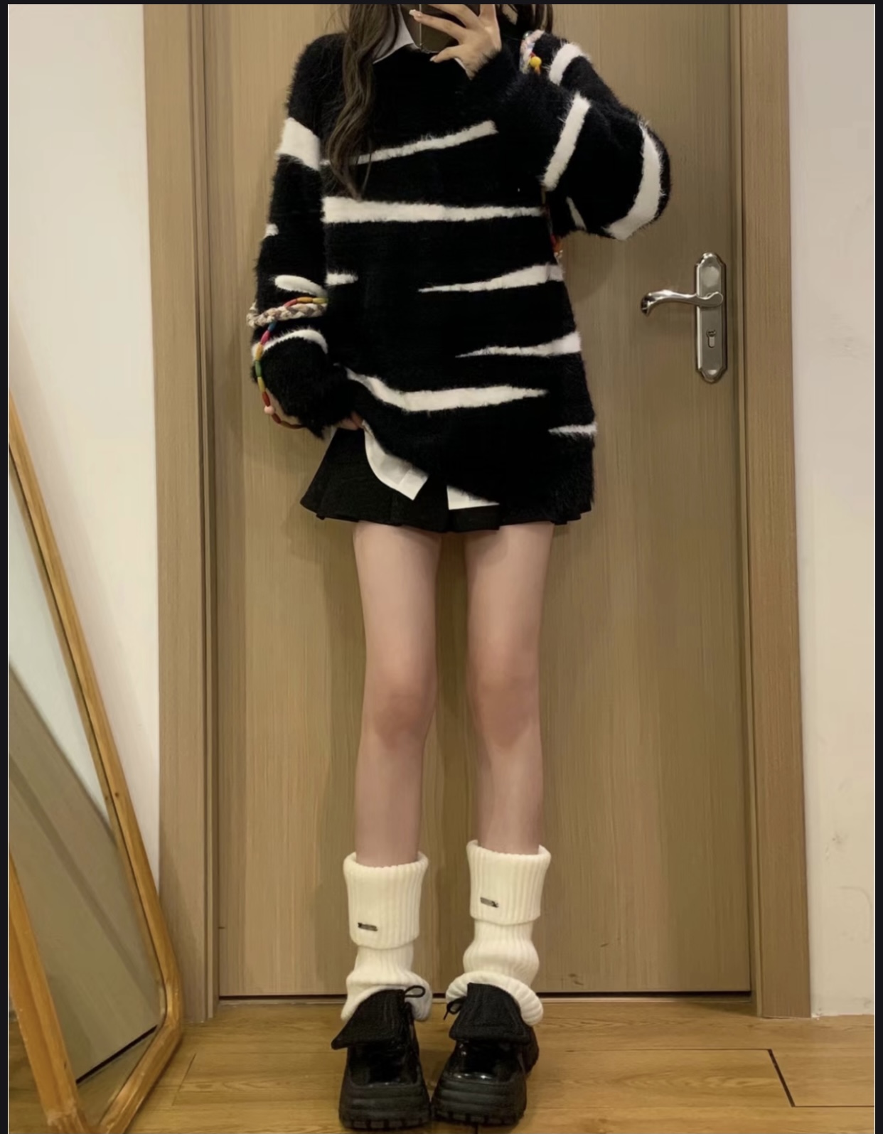 2023 new Korean style black and white tiger print sweater shirt black pleated skirt three-piece set