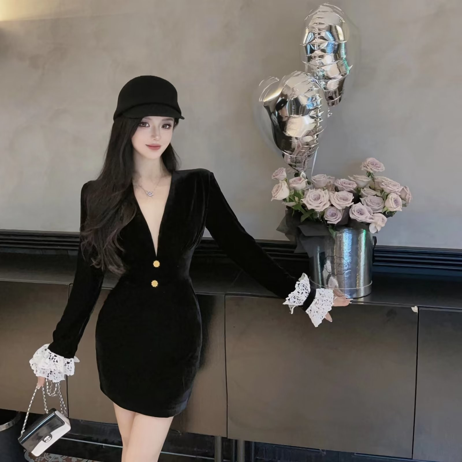 2023新款法式赫本風長袖高級性感絲絨連衣裙女早秋季包臀小黑裙子