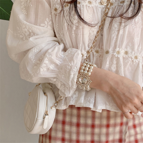 韩国秋上新蕾丝刺绣v领上衣设计感小众白色棉麻泡泡袖长袖衬衫女