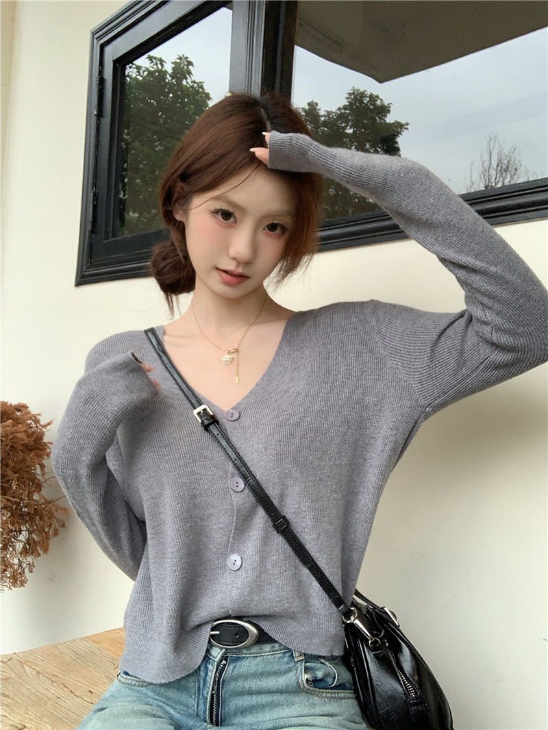 Actual shot of Korean version, versatile, soft, slim and stylish, V-neck cardigan with long sleeves and versatile small jacket.