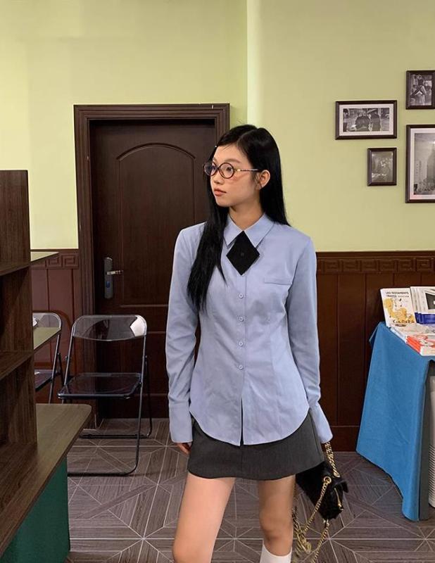 紅人館藍色襯衫女春季2024新款內搭長袖氣質法式上衣設計感襯衣女