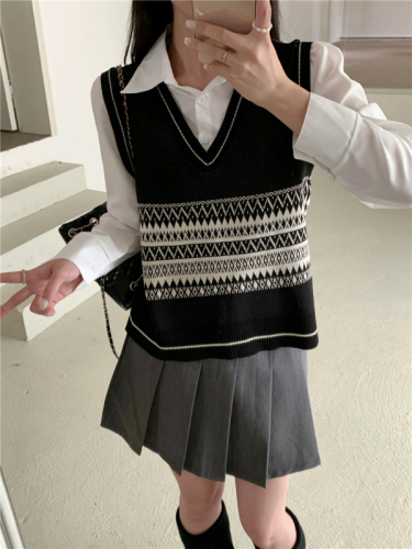 Real shot of Korean style temperament Polo collar college style splicing vest fake two-piece long-sleeved sweater top shirt