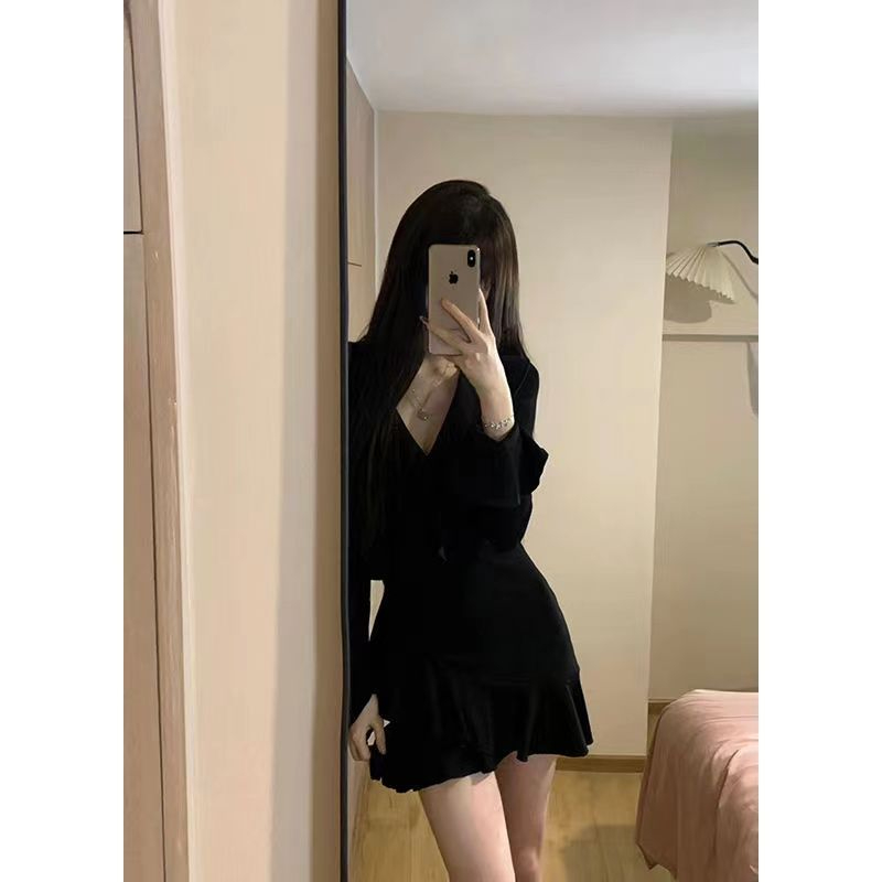 黑色荷葉邊喇叭袖長袖v領連衣裙女秋冬季氣質小黑裙收腰a字短裙子