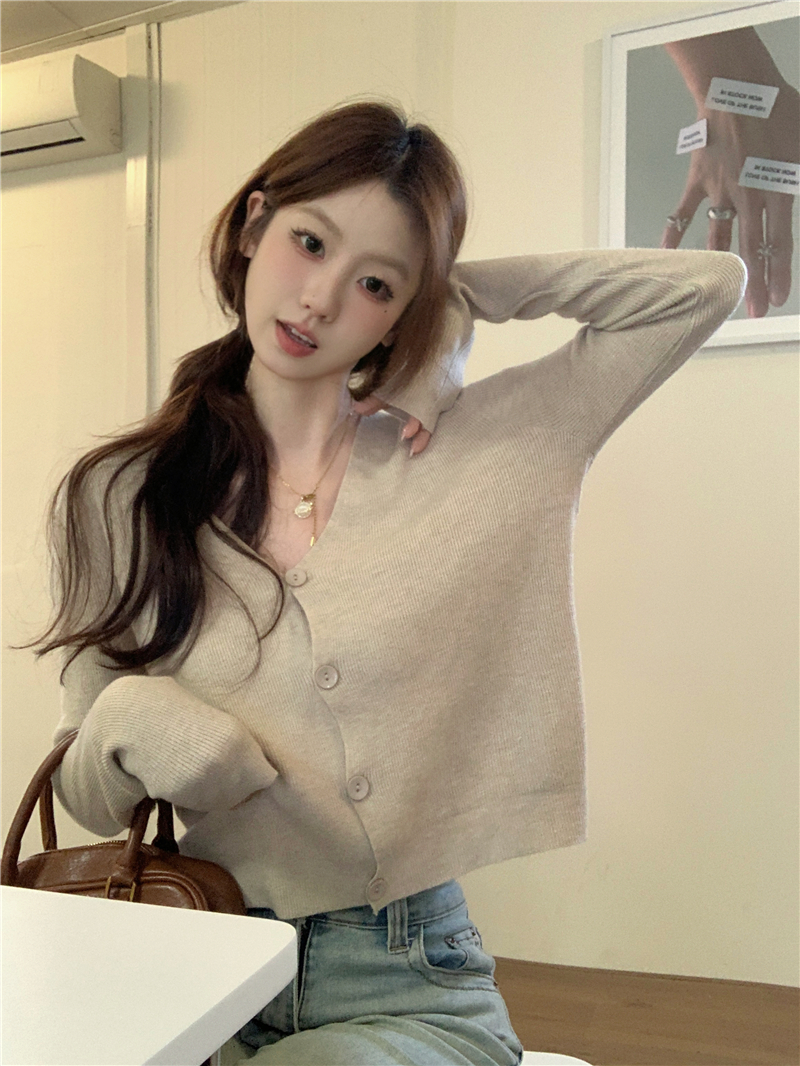 Actual shot of Korean version, versatile, soft, slim and stylish, V-neck cardigan with long sleeves and versatile small jacket.