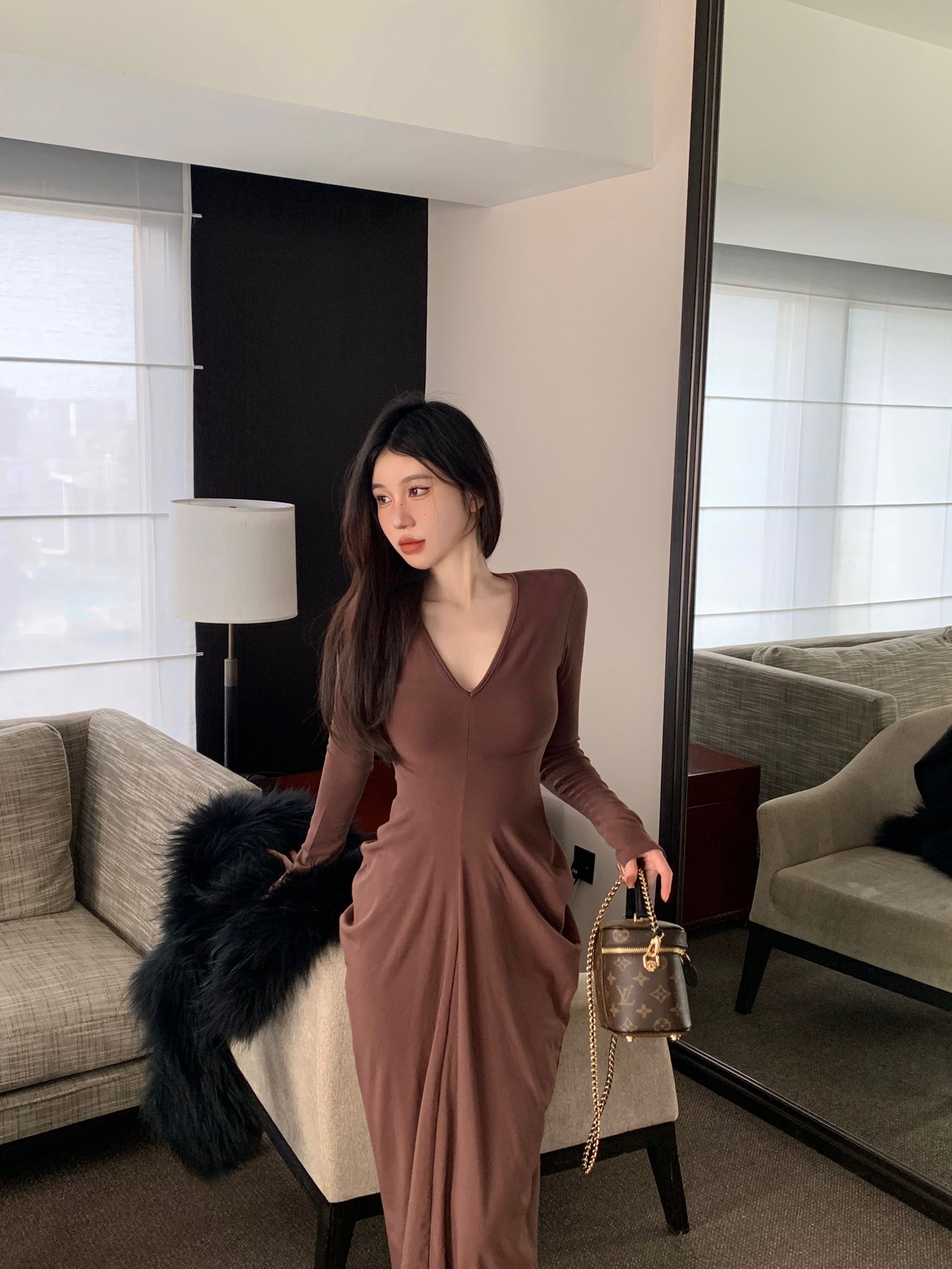 Real shot of American hot girl pleated butt-covering skirt, V-neck temperament dress with long-sleeved skirt underneath