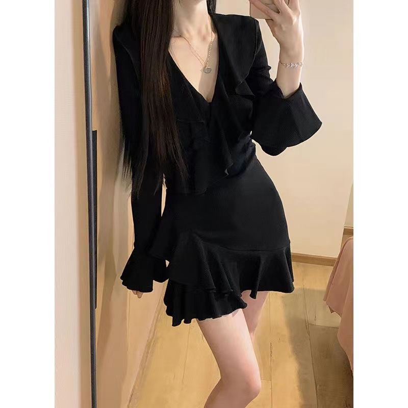 法式赫本純欲黑色氣質V領連衣裙女秋甜美俏皮荷葉邊喇叭袖小黑裙