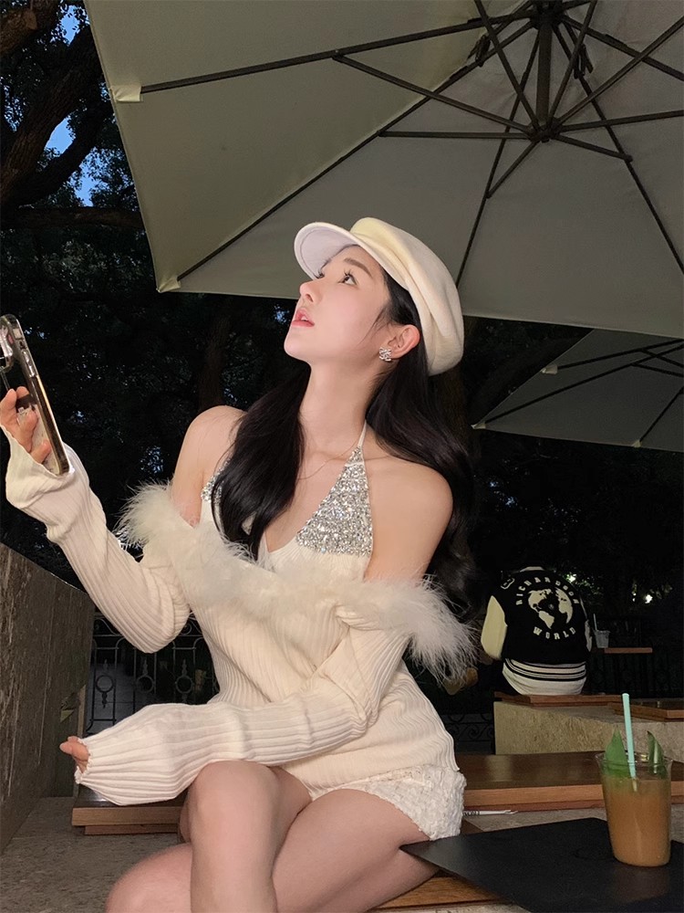 掛脖毛衣女秋冬2023新款氣質名媛重工鑲鑽一字肩上衣鴕鳥毛針織衫