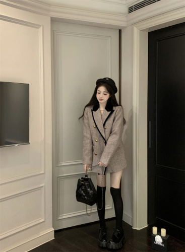 Actual shot of college-style suit and woolen jacket, female Qiu Mailard wearing a high-end, elegant, casual and loose top