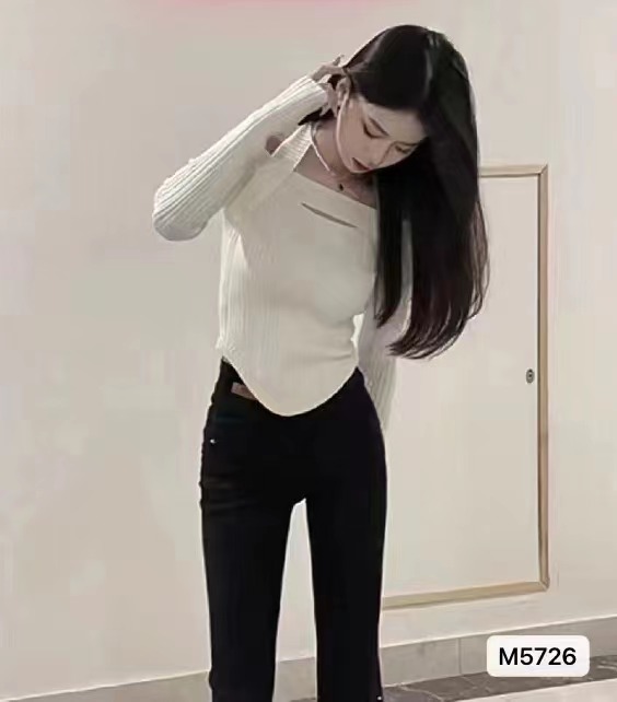 2023秋冬新款設計感純欲一字肩掛脖弧形下擺長袖上衣女