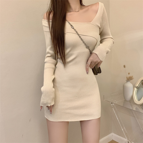 Real shot of a hot girl's one-shoulder long-sleeved bottoming knitted dress with a slim waist and a short inner hip-hugging skirt