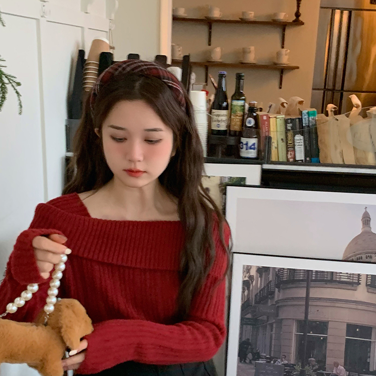 新年聚會2023新款一字肩毛衣性感露肩辣妹顯鎖骨法式溫柔針織上衣