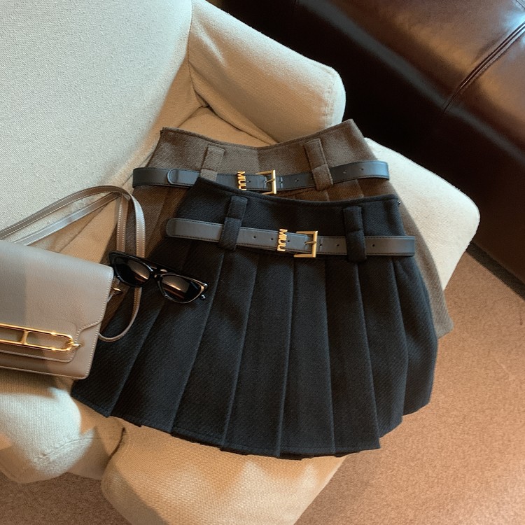 Actual shot of autumn and winter retro woolen pleated skirt, college style short skirt