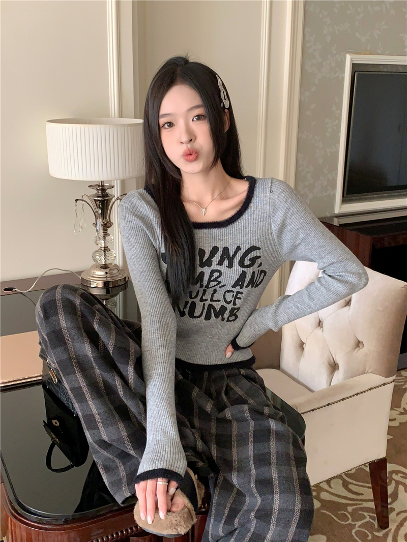 Real shot of round neck letter printed sweater for women, fashionable slim fit short inner top
