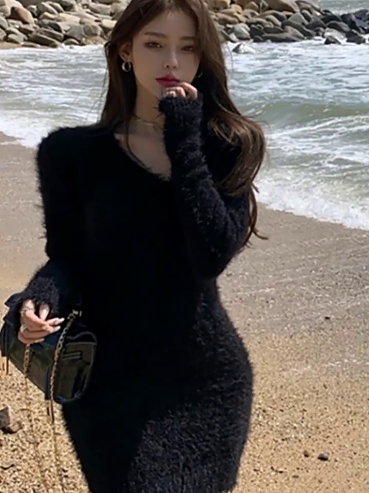 V領套頭海馬毛長袖連衣裙女2023年秋冬新款短款修身針織包臀裙子