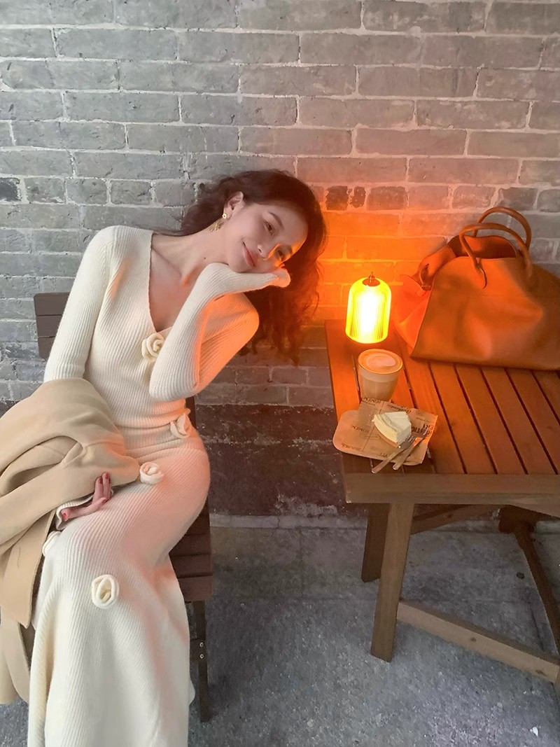 老6衣櫃酒午曼日花事復古立體花朵設計V領針織魚尾連衣裙女