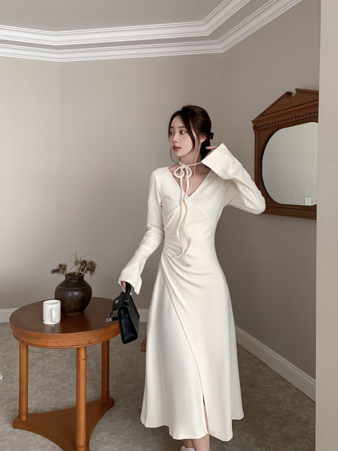 純欲風V領長袖連衣裙女秋季小個子收腰顯瘦褶皺不規則綁帶短裙子