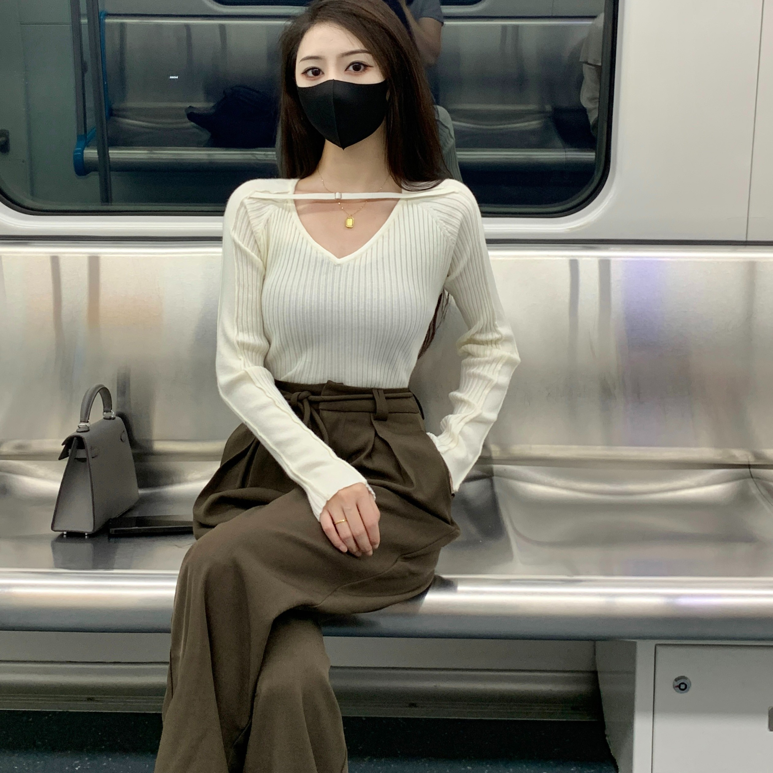Knitted sweater tops for women autumn and winter 2023 fashionable niche design slim fit v-neck long-sleeved inner wear