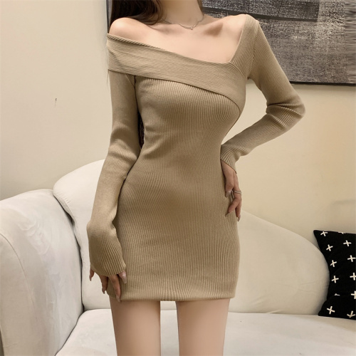 Real shot of a hot girl's one-shoulder long-sleeved bottoming knitted dress with a slim waist and a short inner hip-hugging skirt