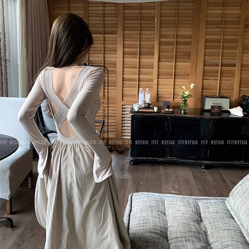 大露背連衣裙女高級感收腰顯瘦法式赫本風傘裙簡約大方針織長裙秋