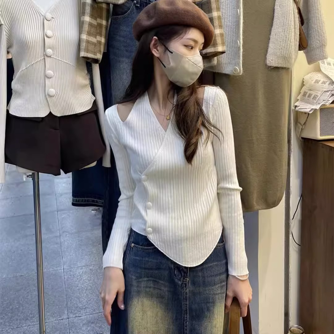 天貓品質掛脖V領針織修身韓版純色內搭打底衫毛衣氛圍感上衣