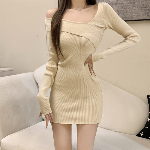 Real shot of a hot girl's one-shoulder long-sleeved bottoming knitted dress with a slim waist and a short inner hip-hugging skirt