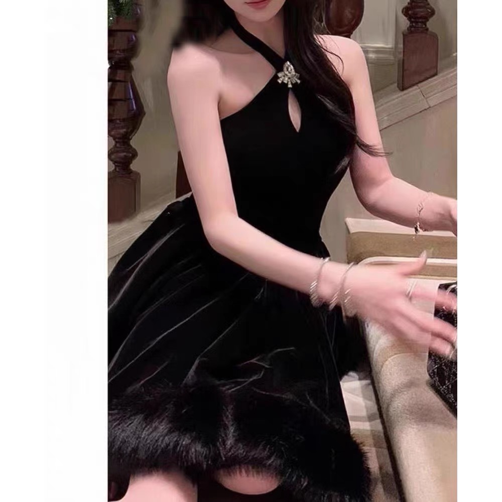 聖誕戰袍黑色鑽飾掛脖連衣裙2023秋冬新款毛毛底擺裙絲絨蓬蓬短裙