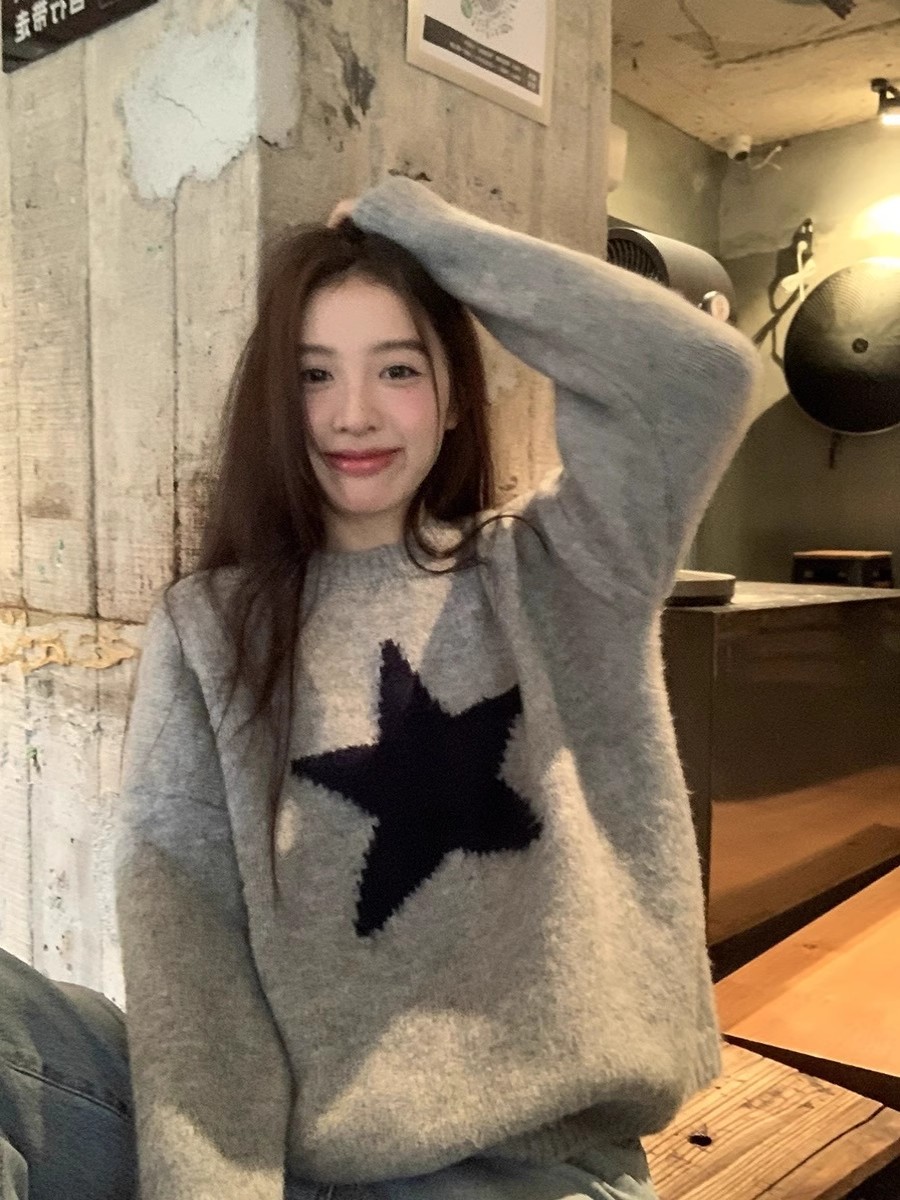 馨幫幫 五角星圓領套頭針織衫女上衣灰色塗鴉寬鬆秋冬慵懶風毛衣