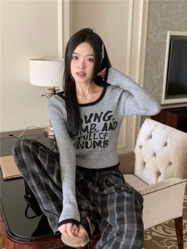 Real shot of round neck letter printed sweater for women, fashionable slim fit short inner top