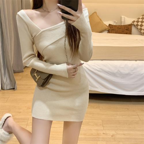 Real shot of a hot girl's one-shoulder long-sleeved bottoming knitted dress with a slim waist and a short inner hip-hugging skirt