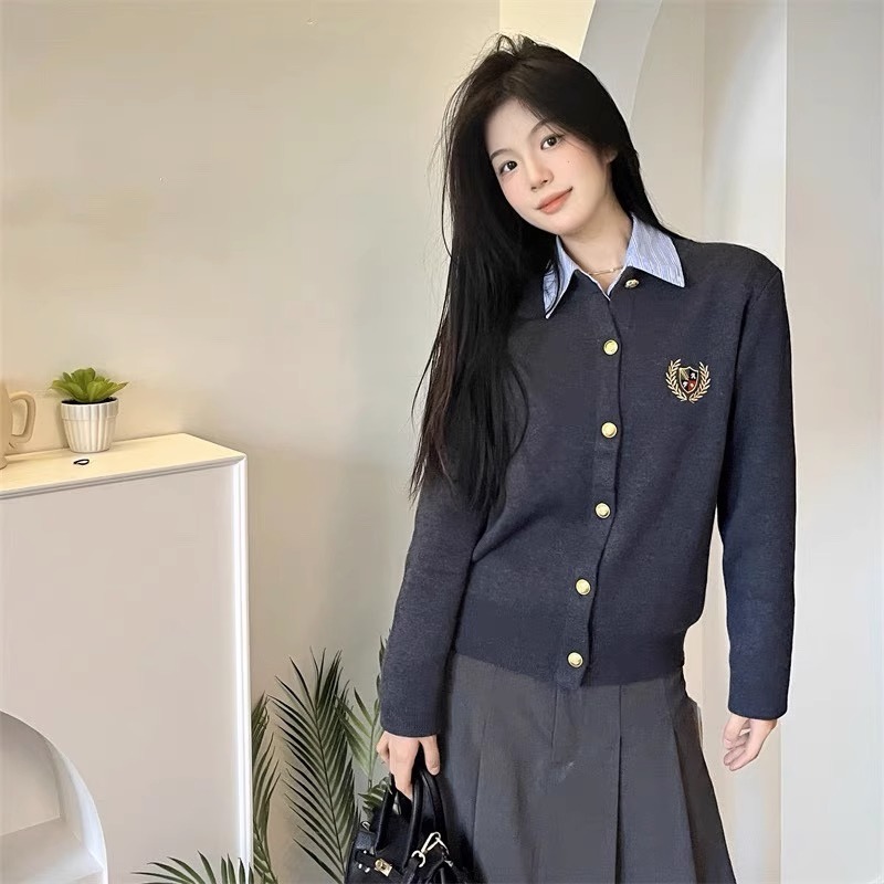 秋季英倫學院風針織衫女式短款寬鬆上衣徽章刺繡百搭開衫毛衣外套