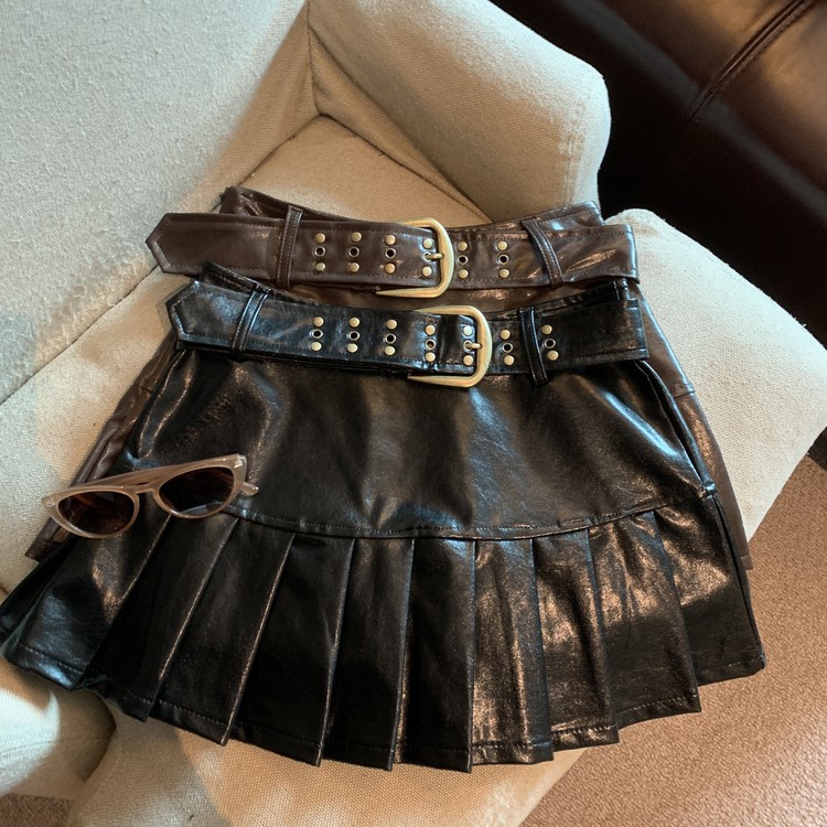 Real shot of autumn and winter retro Demera hot girl fashion pleated PU leather skirt