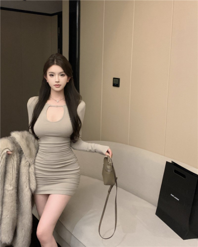 美拉德显身材挂脖连衣裙女秋冬纯欲性感包臀小妈短裙打底内搭裙子