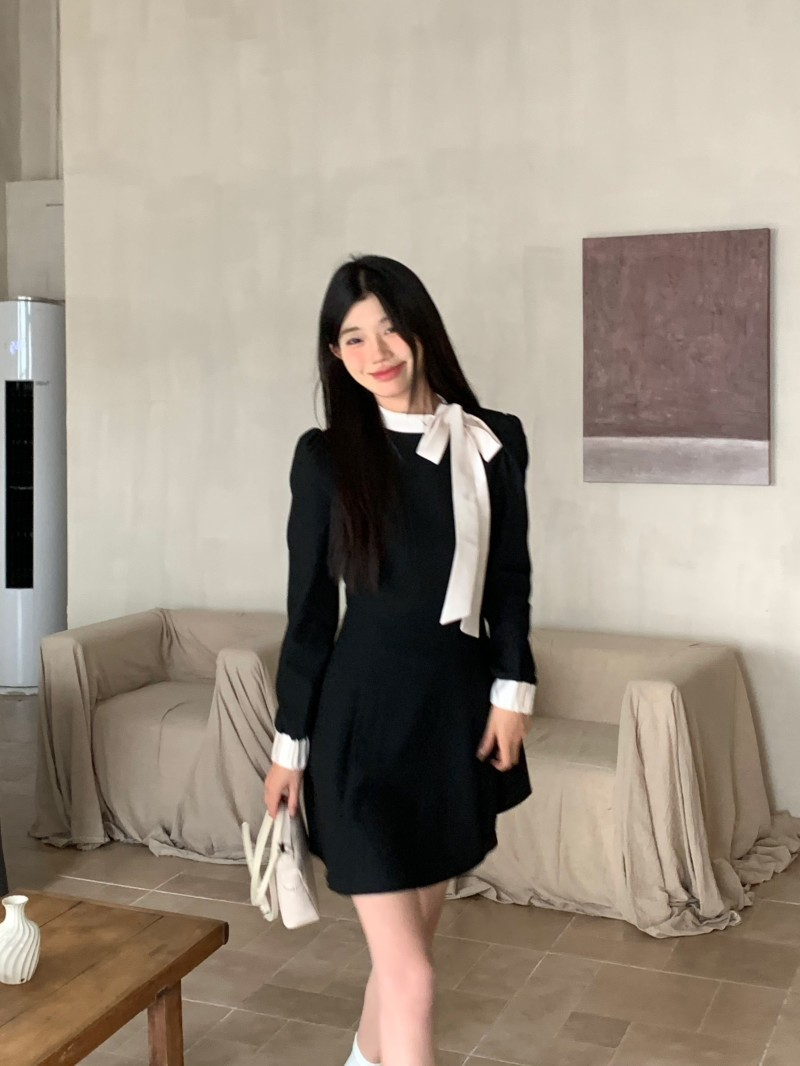 法式赫本風黑色長袖連衣裙子女秋冬季2023新款高級收腰小個子短裙