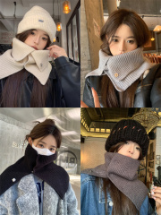 Photographed in South Korea, the Baraklafa hidden inner roll warm scarf keeps the neck warm and is a solid-colored cable knitted shawl.