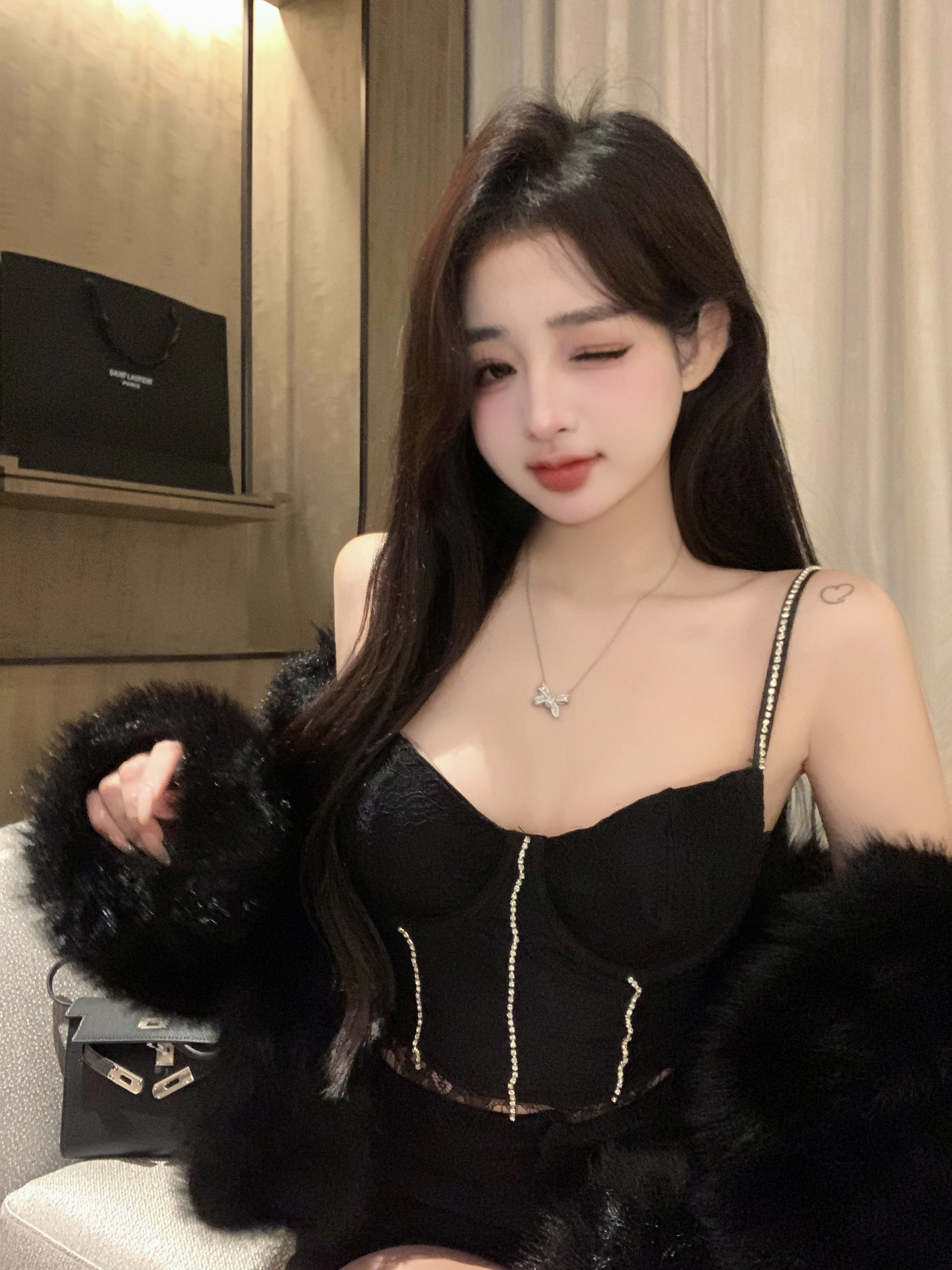 實拍黑色性感鑲鑽百搭顯瘦內搭胸衣