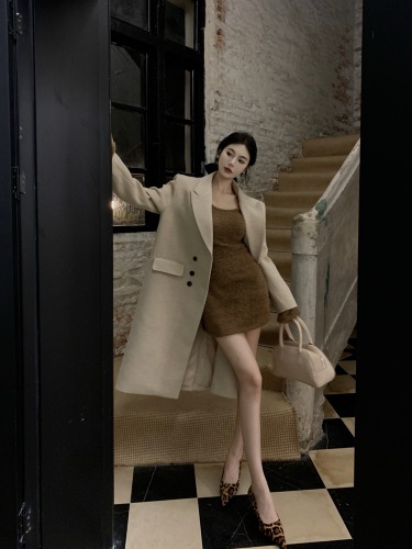 Actual shot of retro-style slim-fitting dress, minimalist and noble double-breasted long woolen coat