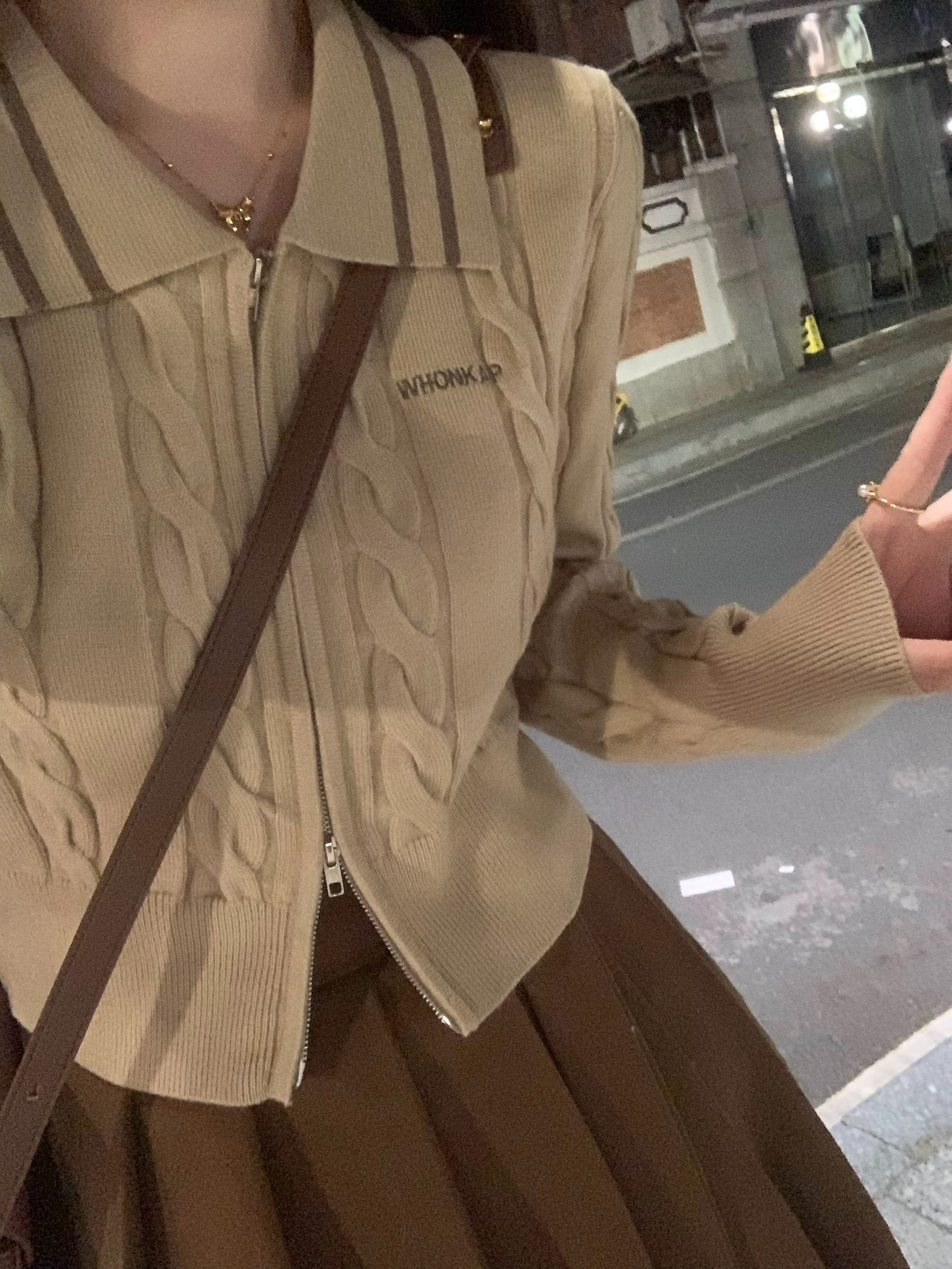 奶系穿搭秋冬季針織衫女翻領麻花毛衣設計感雙拉鏈短款開衫上衣